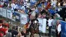 Penunggang kuda dengan kostum tradisional berkompetisi dalam turnamen lancing Sinjska Alka di Sinj, Kroasia, 9 Agustus 2020. Kompetisi berkuda yang diadakan setiap hari Minggu pertama di bulan Agustus itu memperingati kemenangan atas pasukan Ottoman pada 14 Agustus 1715. (Xinhua/Pixsell/Ivo Cagalj)