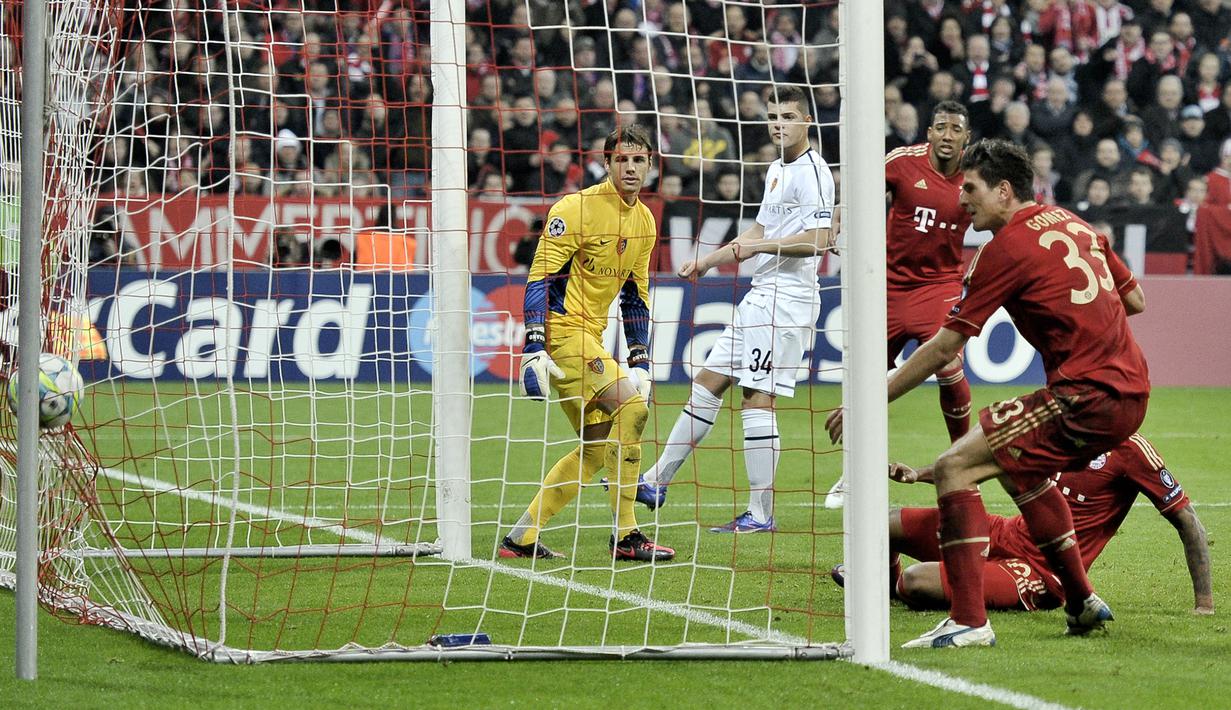 Mario Gomez. Striker Jerman berusia 37 tahun yang telah pensiun pada Juli 2020 bersama VfB Stuttgart dan kini menjabat sebagai Direktur Teknik RB Leipzig ini tercatat 3 kali mencetak hattrick di Liga Champions. Ketiganya dilakukan saat ia berseragam Bayern Munchen yang dibelanya mulai 2009/2010 hingga 2012/2013. Hattrick terakhirnya dibuat ke gawang tamunya FC Basel pada leg kedua babak 16 besar Liga Champions 2011/2012, 13 Maret 2012. Ia bahkan mampu membuat 4 gol dalam laga yang dimenangkan Munchen dengan skor 7-0 tersebut. (AFP/Guenter Schiffmann)