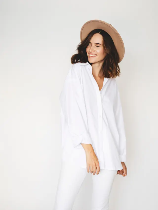 Cute & Artsy, Ini 4 Fashion Item yang Cocok Digunakan saat Hangout ke Coffee Shop Estetik