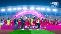Para pemain Timnas Indonesia Putri merayakan gelar juara Piala AFF Wanita 2024 setelah mengalahkan Kamboja 3-1 pada laga final yang berlangsung di New Laos National Stadium, Vientiane, Kamis (05/12/2024) malam WIB. (Dok. PSSI)