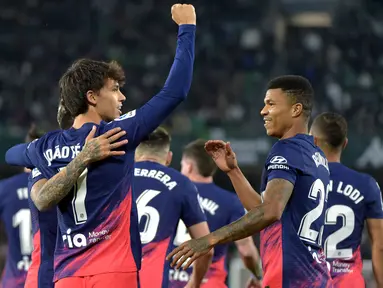 Penyerang Atletico Madrid Joao Felix merayakan gol pembuka yang dicetaknya ke gawang Real Betis pada laga Pekan Ke-27 La Liga Spanyol di Estadio Benito Villamarin, Sevilla, Senin (7/3/2022) dini hari WIB. Atletico Madrid menang 3-1 atas Real Betis. (CRISTINA QUICLER / AFP)