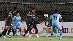 Bek Madura United, Jaimerson Xavier (tengah) menghalau bola saat menghadapi Persela Lamongan dalam laga matchday ke-3 Grup C Piala Menpora 2021 di Stadion Si Jalak Harupat, Bandung, Kamis (1/4/2021). Madura United bermain imbang 1-1 dengan Persela Lamongan. (Bola.com/Ikhwan Yanuar)