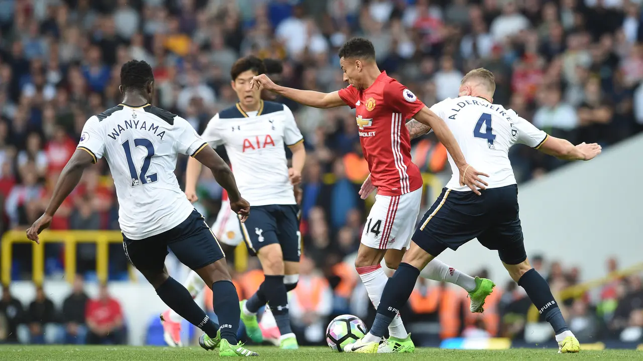Manchester United Tumbang di White Hart Lane