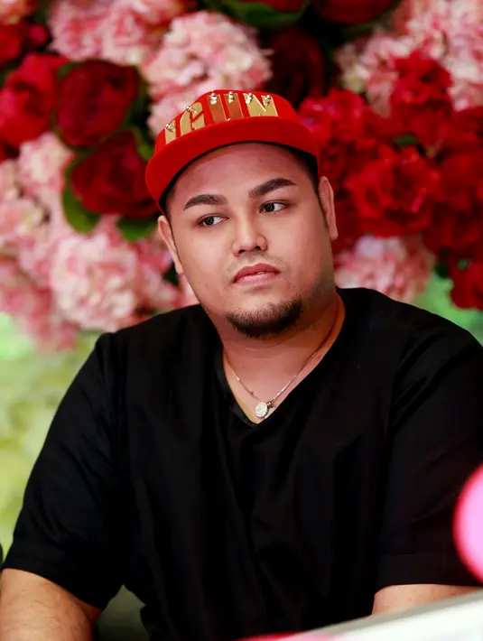 Ivan Gunawan dan wanita misterius ini sama-sama memiliki ketertarikan di bidang fesyen. (Wimbarsana/Bintang.com)