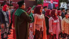 Anggota KPU Provinsi dan kabupaten/kota mengucapkan sumpah saat pelantikan di halaman Kantor KPU, Jakarta, Minggu (24/3/2023). (Liputan6.com/Faizal Fanani)