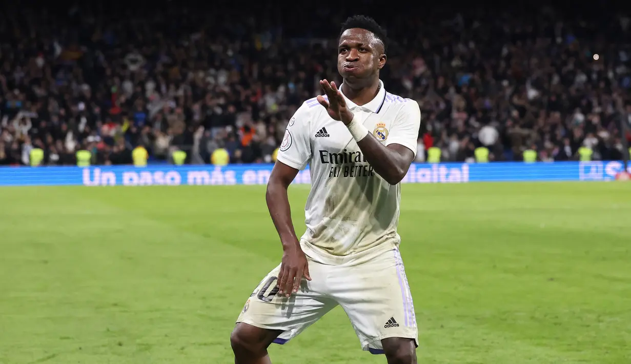 Setelah menjebol gawang Atletico Madrid, Vinicius Junior melakukan selebrasi dengan menari dihadapan penonton yang memadati Santiago Bernabeu, Jumat (27/1/2023) WIB. (AFP/Pierre-Philippe Marcou)