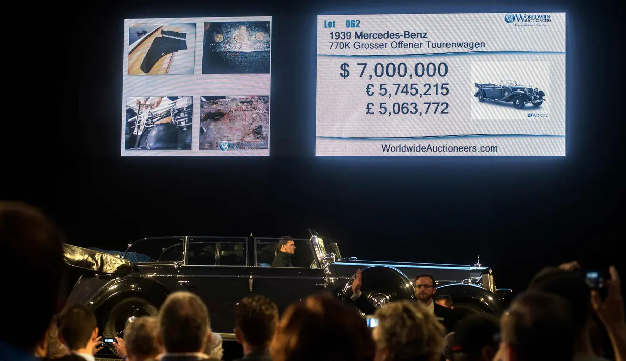 Suasana pelelangan mobil milik Adolf Hitler Mercedes-Benz 770K Grosser Open Tourer di Scottsdale, Arizona, AS, (17/1). (AFP Photo/Laura Segall)