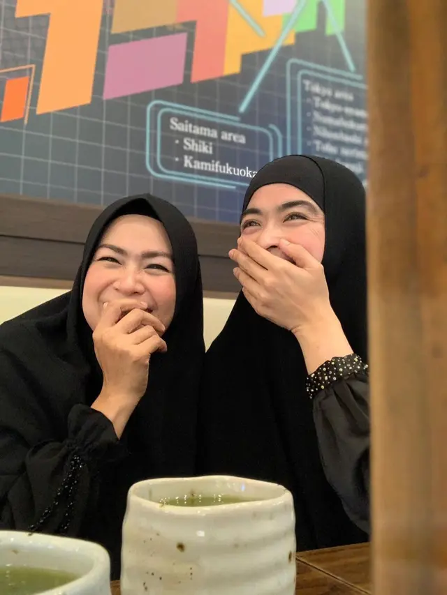 Jarang Tersorot, Ini 6 Potret Kebersamaan Yulia Rachman dan Dua Adiknya