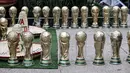 Suvenir berbentuk piala Piala Dunia dan topi tradisional Meksiko dipajang untuk dijual di Mexico City, Senin 8 Juni 2026. (Yuri CORTEZ/AFP)