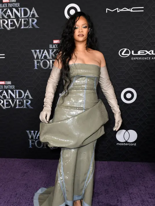 Rihanna berpose saat menghadiri pemutaran perdana film "Black Panther: Wakanda Forever" Marvel Studios di Dolby Theatre di Hollywood, California, pada 26 Oktober 2022. (AFP/Valeri Macon)
