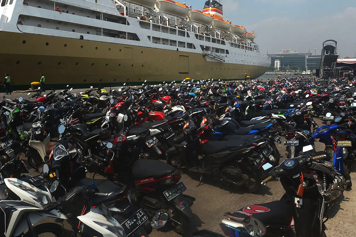Deretan sepeda motor terlihat dalam mudik gratis Kementerian Perhubungan di Pelabuhan Tanjung Priok, Jakarta, Rabu (13/6). Kementerian Perhubungan memberi kuota penumpang pada mudik gratis ini sebanyak 11.938 pemudik. (Merdeka.com/Imam Buhori)