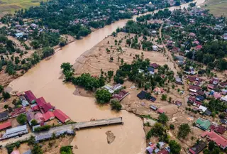 Gambar udara ini menunjukkan jembatan rusak akibat banjir bandang di jalan utama yang menghubungkan Aceh dan Sumatra Utara di Meureudu, Kabupaten Pidie Jaya, Provinsi Aceh, Indonesia pada 28 November 2025. (Chaideer MAHYUDDIN/AFP)