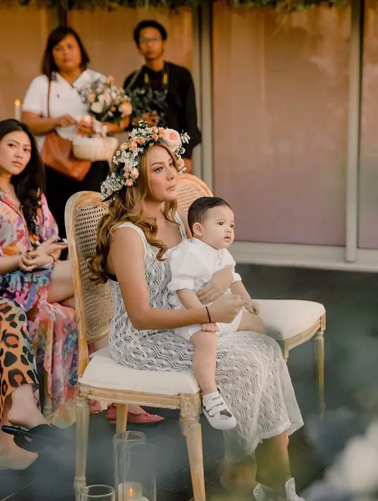 Baru-baru ini, Aurel memutuskan untuk mewarnai rambutnya dengan warna pirang kecokelatan. Tak hanya sendiri, Ashanty juga mewarnai rambutnya dengan warna yang sama. (Foto: instagram.com/aurelie.hermansyah)