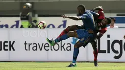 Carlton Cole mencoba merebut bola dari kaki pemain Persipura Jayapura pada laga Liga 1 2017 di Stadion GBLA, Bandung, Minggu (7/5/20170). Persib menang 1-0. (Bola.com/Nicklas Hanoatubun)