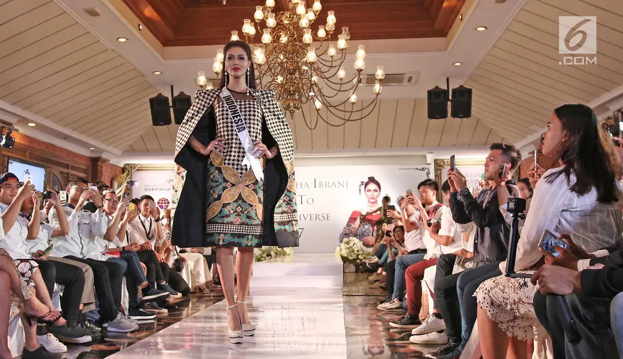 Putri Indonesia 2017 Bunga Jelitha Ibrani berjalan di atas catwalk saat tampil pada acara Menuju Miss Universe 2017, Jakarta, Jumat (3/11). Bunga akan mengikuti Miss Universe 2017 di Las Vegas, AS 12-27 November 2017. (Liputan6.com/Herman Zakharia)