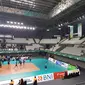 Suasana venue test event cabang olahraga voli yang berada di Tennis Indoor Hall Gelora Bung Karno masih sepi penonton. (Bola.com/Zulfirdaus Harahap)