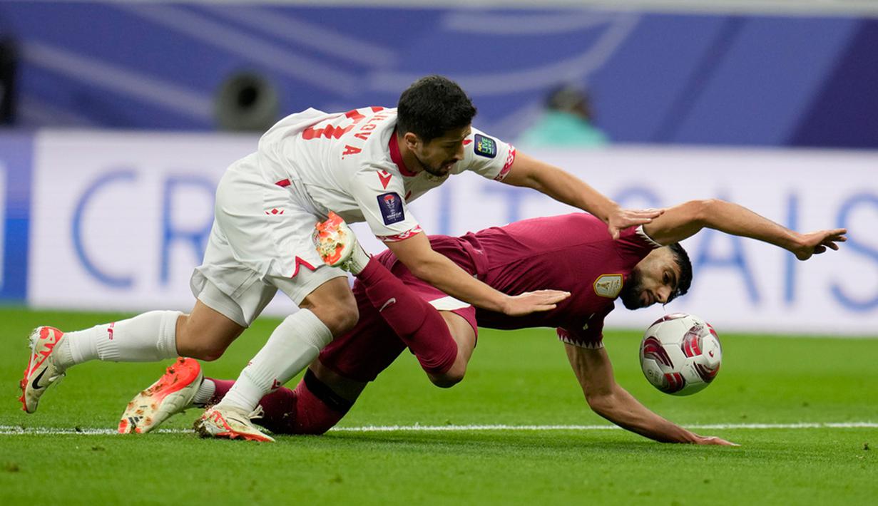 Qatar resmi jadi juara Grup A Piala Asia 2023 bukan saja karena meraih dua kemenangan, tetapi juga lantaran pada laga lain China bermain imbang 0-0 dengan Lebanon. (AP Photo/Aijaz Rahi)