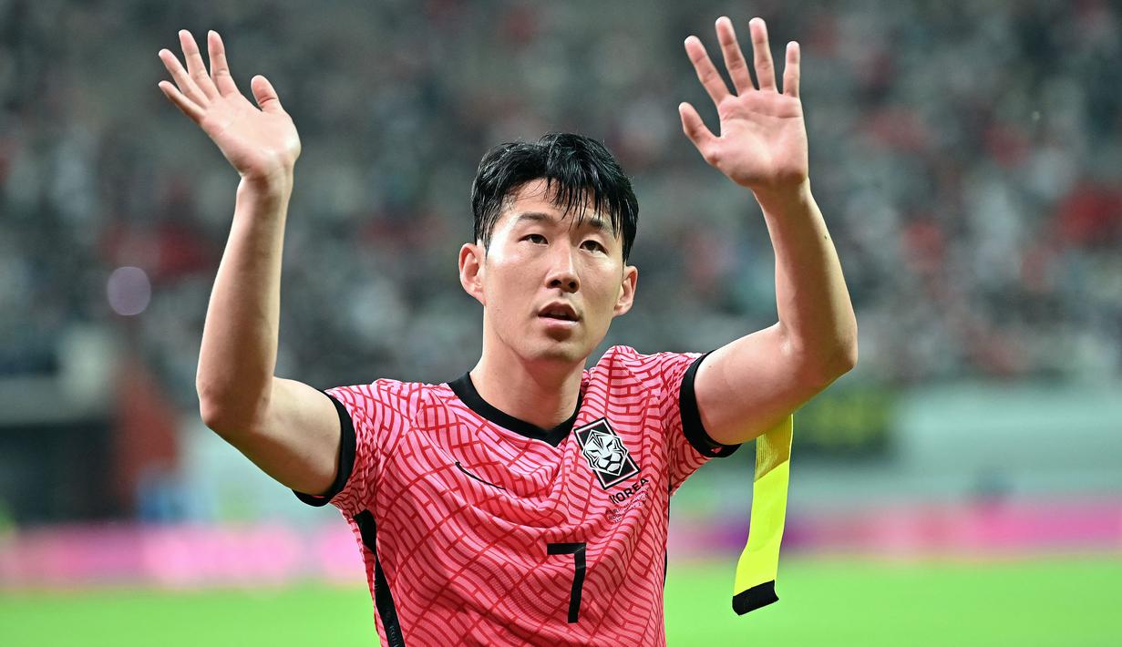 Bagi Son Heung-min, pertandingan tersebut terasa spesial karena mampu berjumpa dengan pemain idolanya, Neymar. Uniknya lagi, meski telah menjadi superstar sepak bola, ia mengungkapkan pertanyaan menggelitik ke rekan satu klubnya, Emerson Royal mengenai apakah Neymar mengenal dirinya. Hal tersebut diungkapkan Emerson usai memberi tahu ESPN tentang percakapannya dengan pemain berusia 29 tahun tersebut. (AFP/Jung Yeon-je)