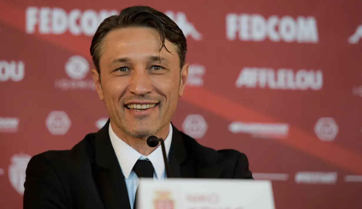 Pelatih baru AS Monaco, Niko Kovac dari Kroasia tersenyum saat konferensi pers selama presentasi resminya di Monako (21/7/2020). Mantan pelatih Bayern Munchen ini resmi menjadi milik Monaco dan mendapatkan kontrak tiga tahun dengan opsi perpanjangan satu tahun. (AFP Photo/Yann Coatsaliou)