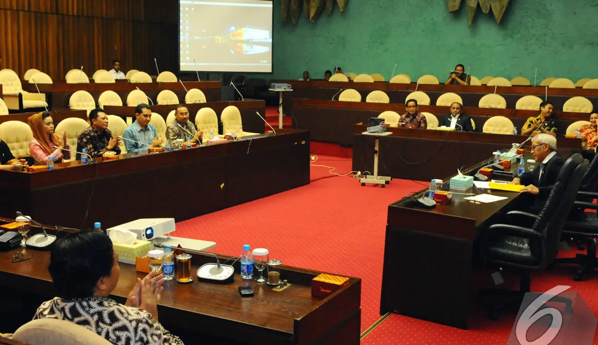 Wakil Ketua DPR RI Agus Hermanto saat memimpin rapat pemilihan ketua Komisi V, di Ruang Rapat Komisi V, Komplek Parlemen, Senayan, Jakarta, Kamis (30/10/2014). (Liputan6.com/Andrian M Tunay)
