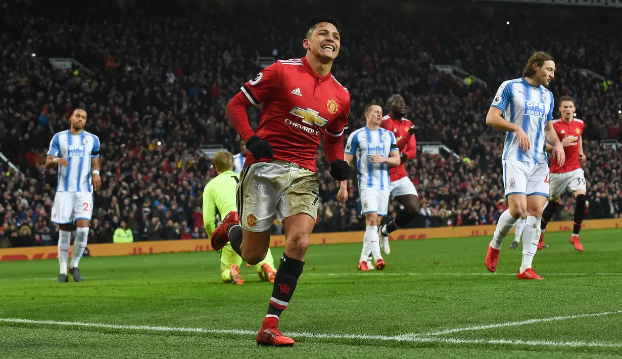 Striker Manchester United Alexis Sanchez merayakan gol kedua untuk timnya saat melawan Huddersfield Town dalam pertandingan Liga Inggris di Old Trafford di Manchester (3/2). (AFP Photo/Paul Ellis)
