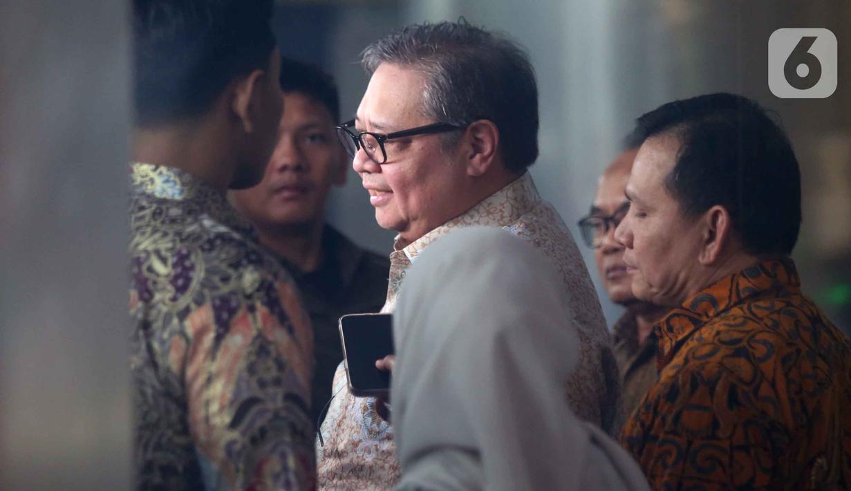 Pertemuan berlangsung dilakukan secara tertutup dan dijadwalkan dimulai pada pukul 14.00 WIB. Tampak dalam foto, Menteri Koordinator (Menko) Bidang Perekonomian, Airlangga Hartarto (tengah) menjawab pertanyaan pewarta sebelum meninggalkan Gedung Merah Putih Komisi Pemberantasan Korupsi (KPK), Jakarta, Rabu (14/1/2026). (Liputan6.com/Helmi Fithriansyah)