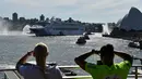 Pacific Explorer berlabuh di terminal penumpang luar negeri di Pelabuhan Sydney ketika otoritas Australia mencabut larangan kapal pesiar setelah relaksasi pembatasan Covid 19, Senin (18/4/2022). Australia mencabut larangan masuk untuk kapal pesiar internasional, mulai 17 April 2022. (SAEED KHAN/AFP)