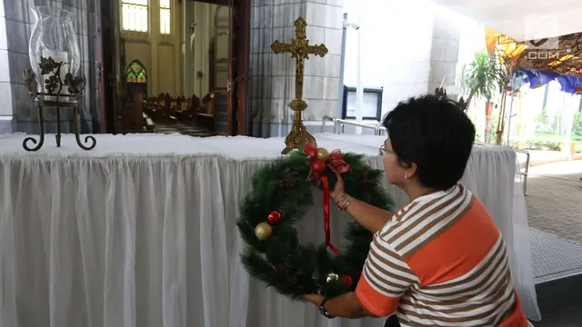 Jelang Perayaan Natal, Dekorasi dan Aneka Aksesoris Hiasi Gereja Katedral