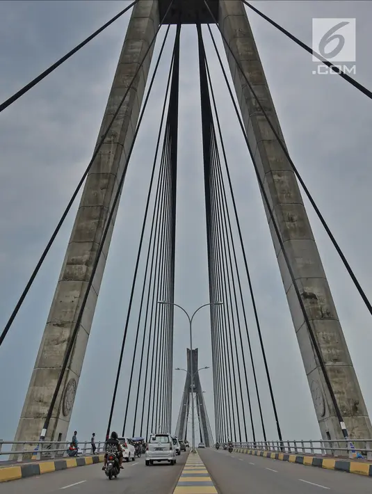 Pemandangan jembatan Barelang di Batam, Kepri (15/4). Jembatan ini juga menjadi destinasi wisata alternatif bagi warga setempat dan pengunjung dari daerah lain. (Liputan6.com/Herman Zakharia)