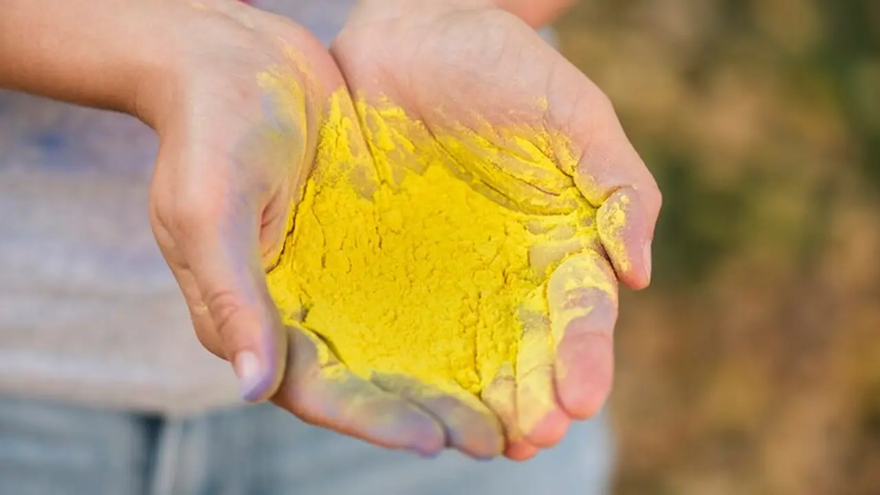 Bukan Lemon atau Baking Soda, Ini Cara Mudah Bersihkan Noda Kunyit di Tangan