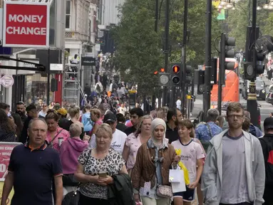 Orang-orang berjalan di sepanjang shopping street di London, Rabu (17/8/2022). Tingkat inflasi Inggris telah mencapai 10,1% pada tahun ini hingga Juli, berdasarkan data dari Kantor Statistik Nasional. Angka tersebut naik dari 9,4% pada bulan Juni dan berada pada level tertinggi dalam lebih dari 40 tahun. (AP Photo/Frank Augstein)