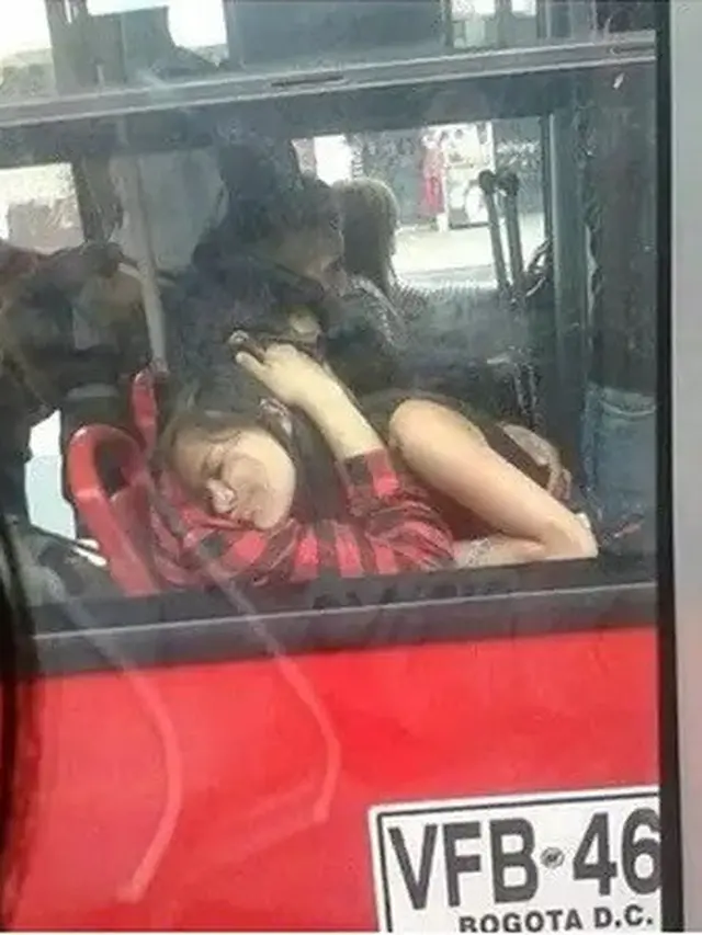 6 Tingkah Pasangan di Bus Ini Bucin Abis, Bikin Tepuk Jidat