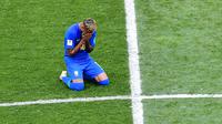 Striker Brasil, Neymar, menangis usai mengalahkan Kosta Rika pada laga grup E Piala Dunia di Stadion Krestovsky, St Petersburg, Jumat (22/6/2018). Pada laga ini Neymar berhasil mencetak gol perdana Piala Dunia 2018. (AFP/Giuseppe Cacace)