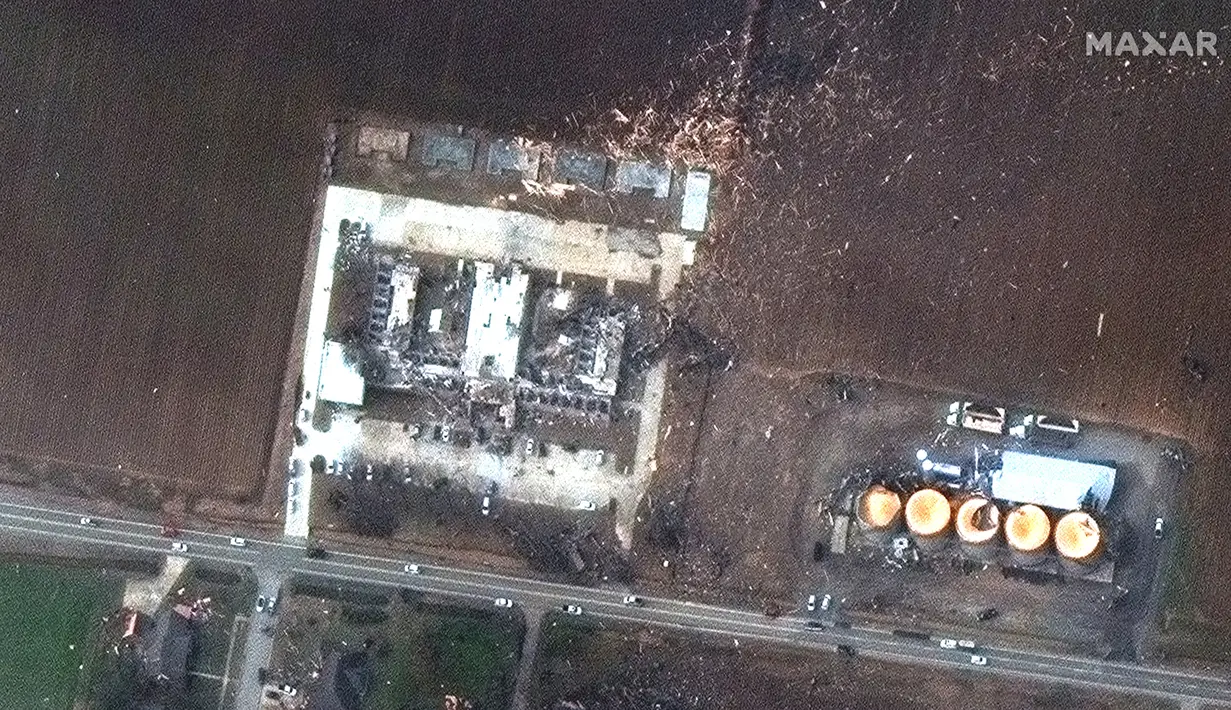 Foto satelit menunjukkan tampilan close-up Panti Jompo Monette Manor dan rumah lainnya yang rusak parah setelah diterjang tornado di Monette, Arkansas, Amerika Serikat, 11 Desember 2021. Sebanyak 78 orang tewas setelah serangkaian tornado di AS. (Satellite image ©2021 Maxar Technologies via AP)