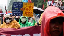 Massa yang tergabung dari berbagai elemen masyarakat melakukan aksi damai dengan membentangkan poster di kawasan Monumen Nasional, Jakarta, Indonesia, Rabu (8/3/2023). Dalam aksi memperingati Hari Wanita Internasional, mereka menyerukan untuk melawan segala bentuk penindasan hak, perlindungan, menolak perkawinan anak serta menjamin kesehatan perempuan. (Liputan6.com/Johan Tallo)