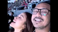 Giring Ganesha dan Cynthia Riza menikmati konser dengan ikut bernyayi bersama sang idola. (Foto: Instagram/ cynthiaganesha)