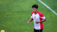 Pemain Timnas Indonesia U-20, Kadek Arel Priyatna saat latihan resmi menjelang Kualifikasi Piala Asia U-20 2025 yang berlangsung di Lapangan A, Stadion Utama Gelora Bung Karno (SUGBK), Senayan, Jakarta, Selasa (24/09/2024). (Bola.com/Bagaskara Lazuardi)
