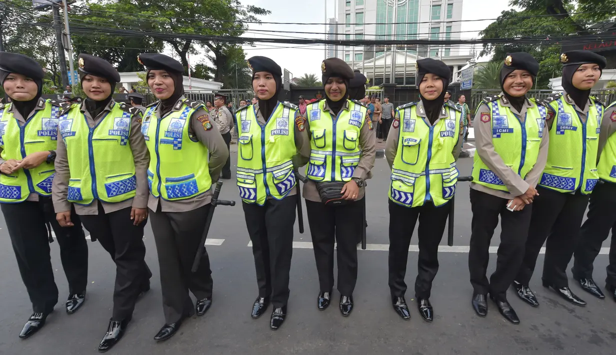 Sejumlah Polwan berjaga saat Aksi Damai 4 November di Jakarta, Jumat (4/11). Hampir semua polwan yang berjaga dalam aksi ini mengenakan hijab. (AFP PHOTO/Adek Berry)