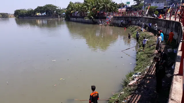 Ratusan warga di Kota Tangerang menyerbu bantaran Sungai CIsadane untuk memancing ikan mabok, Senin (3/9/2018).