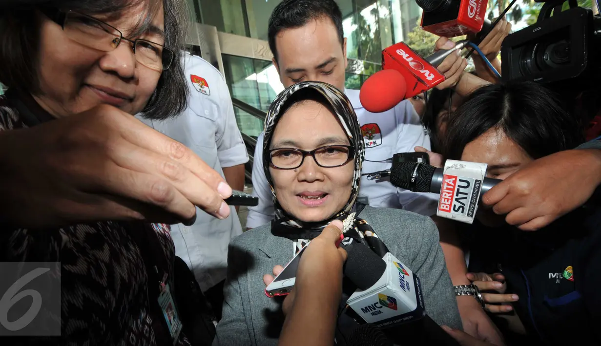 Winantuningtyastiti Swasanani menjawab pertanyaan wartawan usai menjalani pemeriksaan KPK, Jakarta, Selasa (27/10/2015). Winantuningtyastiti diperiksa sebagai saksi dugaan suap mantan Sekjen Partai Nasdem, Patrice Rio Capella. (Liputan6.com/Helmi Afandi) 