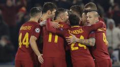 Para pemain AS Roma merayakan gol yang dicetak oleh Diego Perotti ke gawang Qarabag pada laga Liga Champions di Stadion Olimpico, Roma, Rabu (6/12/2017). AS Roma Menang 1-0 atas Qarabag. (AP/Alessandra Tarantino)