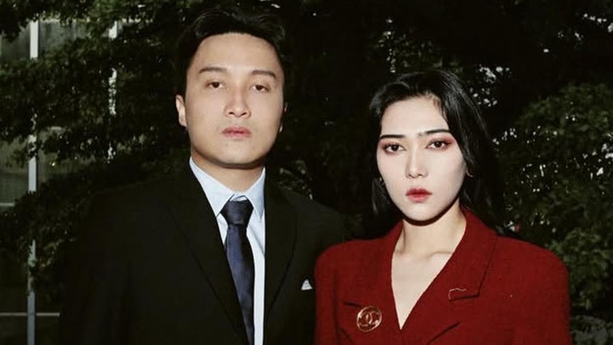 Bukan Kebaya, Isyana Sarasvati Tampilan dengan Look Lady Boss Vintage Dibalut Setelan Merah saat Wisuda Suami Sebagai Dokter Kejiwaan