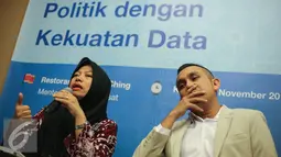 Titi Anggraini, Direktur Eksekutif Perkumpulan untuk Pemilu dan Demokrasi (Perludem) (kiri) hadir saat diskusi publik di kawasan Jakarta, Kamis (19/11/2015). (Liputan6.com/Faizal Fanani)