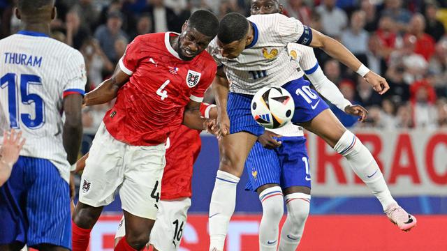 Foto: Momen Benturan Keras Kylian Mbappe dengan Pemain Austria, Berdarah-darah Hingga Tulang Hidung Patah
