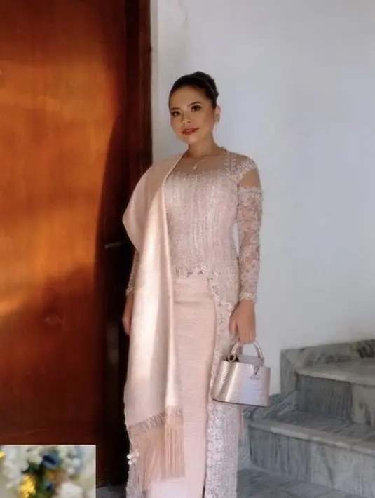 Masih dengan desainer yang sama, putri Hotman Paris, Felicia Hutapea tampil dengan kebaya pink berpayet, dipadukan selendang dan bawahan songket warna serasi. Ia juga mengenakan slop serasi dengan kebaya sambil membawa handbag.  [@myrnamyura]