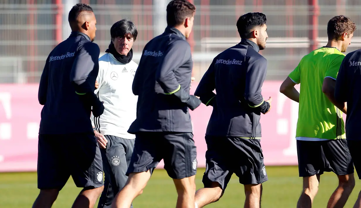 Pelatih Jerman Joachim Loew memimpin sesi latihan timnas Jerman jelang partai persahabatan dengan Perancis di Munich, Jerman, Rabu(11/11/2015) WIB. (REUTERS/Michael Dalder)