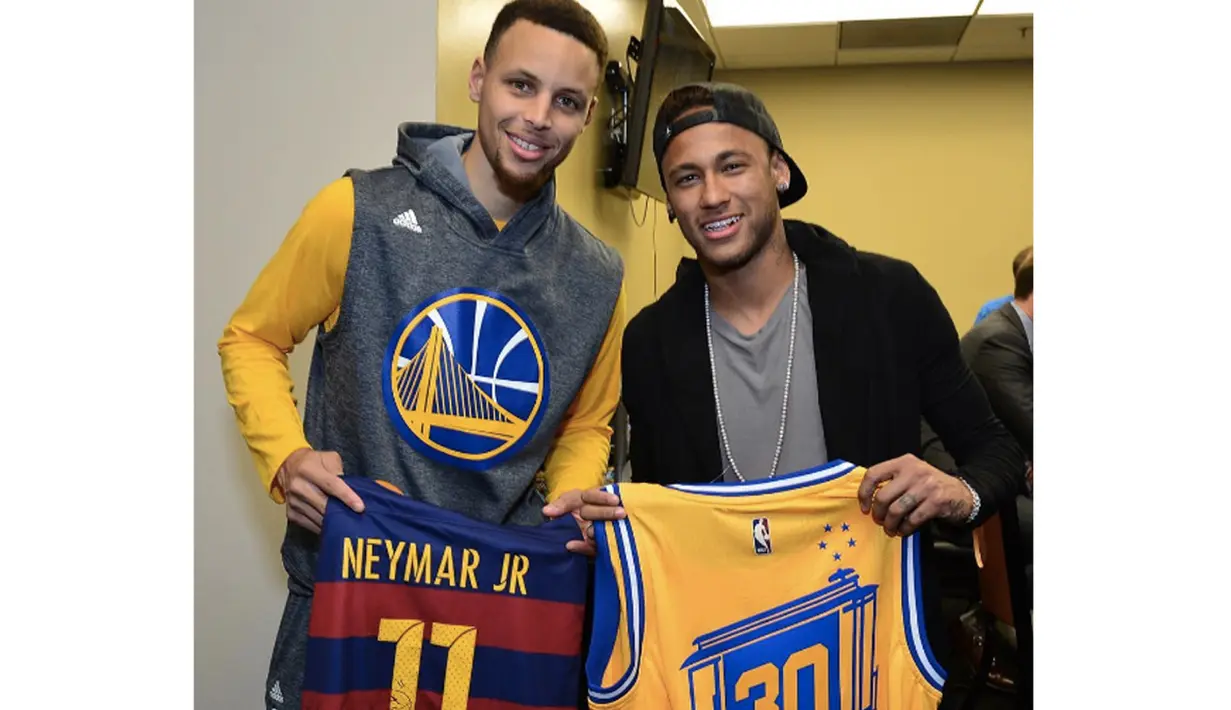  Neymar bertukar jersey dengan Stephen Curry usai menyaksikan  Game 2  Final NBA 2016 antara  Golden State Warriors vs Cleveland Cavaliers di ORACLE Arena, senin (6/6/2016) WIB, Oakland, California.  (Bola.com/InstagramFCBarcelona)