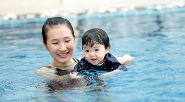 Cegah Tenggelam 5 Tips Mengawasi Anak Saat Main Di Kolam Renang Parenting Fimela Com