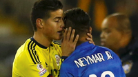 PENYELAMAT - James Rodriguez menjadi penyelamat Neymar dari amuk pemain Kolombia. (REUTERS/Ivan Alvarado)