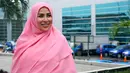 Tidak lagi berbalut busana seksi dan memperlihatkan tato di tubuhnya, kini Cinta Penelope tampil dengan busana tertutup dan hijabnya. Ia pun sudah hijrah menjalankan syariat Agama Islam. (Nurwahyunan/Bintang.com)
